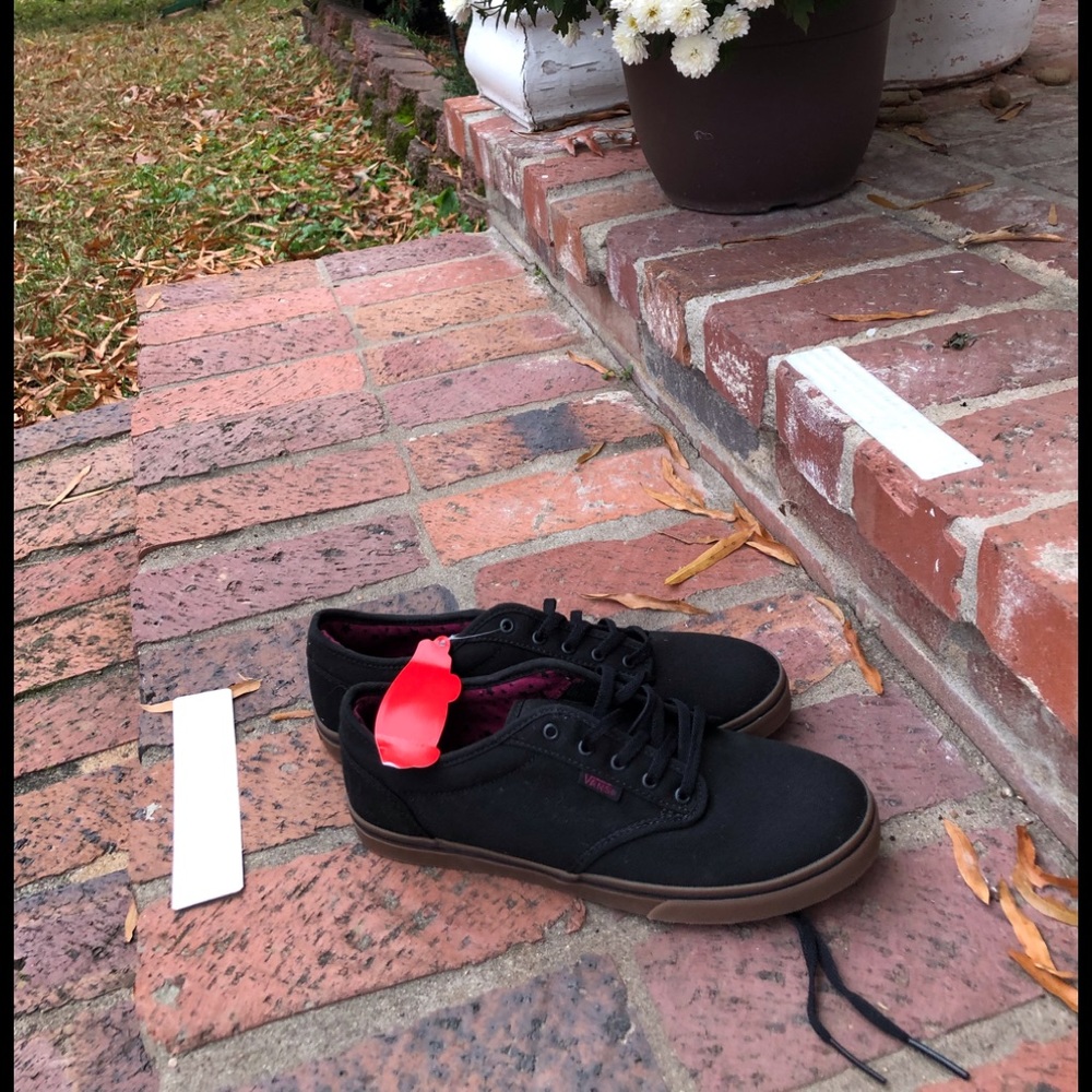 Black Vans women tennis shoe. Size 7 1/2.